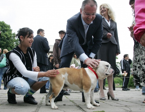 Bulgaria: Bulgaria PM Stanishev Shows off New Pet
