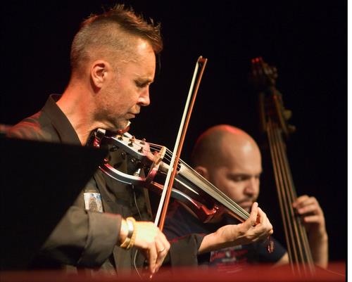 Bulgaria: Bulgaria Roma Throw the Glove to Nigel Kennedy