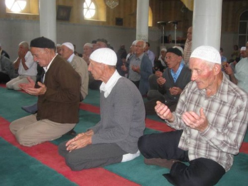 Bulgaria: Bulgaria Muslims Pay Respect to Hair of Mohammed's Beard
