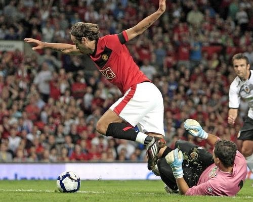 Bulgaria's Berbatov Set for Manchester Cup Derby after Quick Recovery: Bulgaria's Berbatov Set for Manchester Derby after Quick Recovery