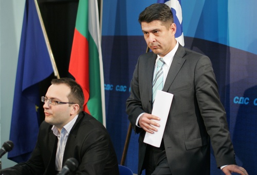 Bulgaria Rightists Show Proof of Ethnic Turkish Leader Abuse of Power: Bulgaria Rightists Accuse Ethnic Turkish Leader of Protectionism