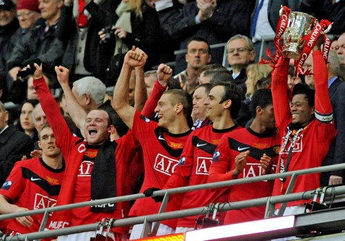 Bulgaria: Berbatov's United Beats Petrov's Aston Villa, Grabs Carling Cup