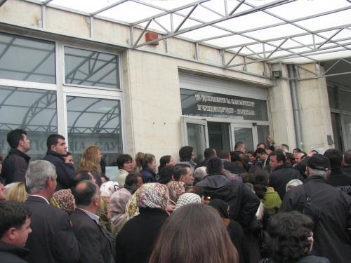 Turkish Expats Storm Bulgaria Passport Offices: Turkish Expats Storm Bulgaria Passport Offices