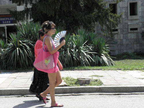 Bulgaria: Bulgarians Hope for Shorter Work Hours over Heat