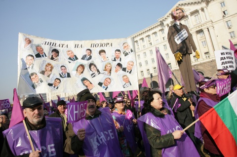 Bulgaria: Bulgaria FinMin Effigy Leads Huge Rally аgainst Retirement Reform