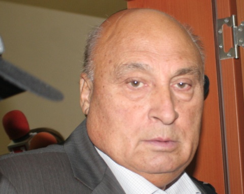 Bulgaria: Notorious Bulgarian Roma Tsar Flips Off Angry Crowd at Court Hearing