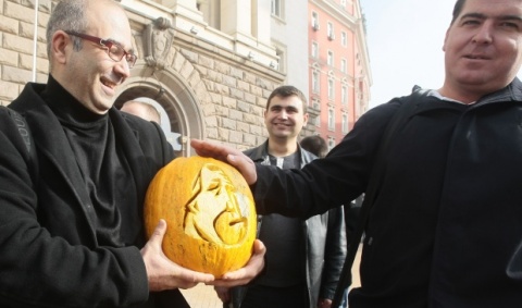 Socialists 'Award' Bulgarian PM with Pumpkincarved Halloween Portrait: Socialists Give Bulgarian PM Pumpkin-carved Halloween Portrait