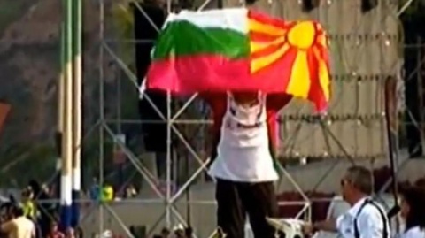Bulgaria: Bulgarian Racer Flies Macedonian Flag at Dakar Rally