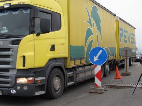 Danube Bridge between Bulgaria, Romania Closed for Tractor Trailers: Bulgaria-Romania Danube Bridge Closed for Tractor Trailers