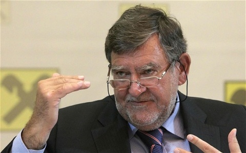 Raiffeisen CEO Offers to Quit over Offshore Leaks: Raiffeisen CEO Offers to Quit over Offshore Leaks