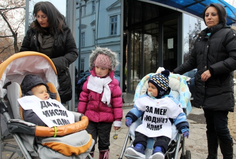 Bulgaria: Bulgarian MPs Approve Upping Maternity Allowances