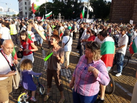 Bulgaria: Bulgarians Brave Heat to Stage Fresh Anti-Govt Rally