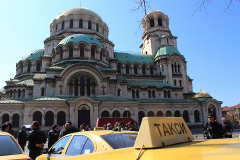 Bulgaria: Police Cordons Disperse Taxi Cabs Protest in Sofia