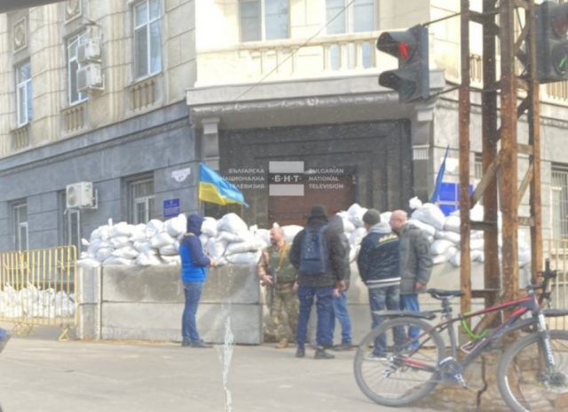 Bulgaria: First Bus for Evacuation of Bulgarians has arrived in Odessa, Fortifications being Built at the entrance of the City
