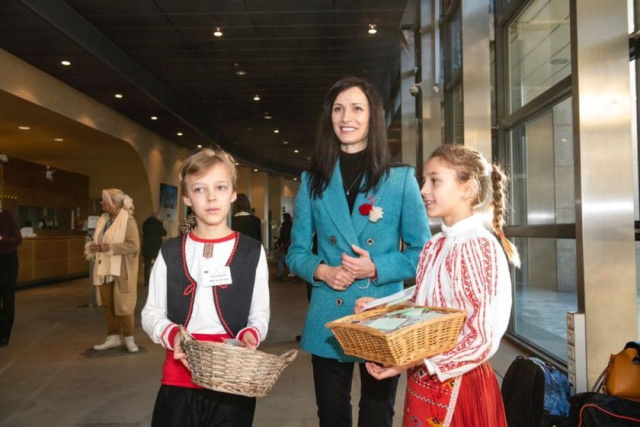Bulgaria: Bulgarian European Commissioner together with Children distributed Martenitsi in the European Commission