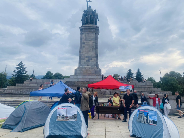 Bulgaria: Sofia Mayor: The Tents in front of the Monument to the Soviet Army are Illegal!