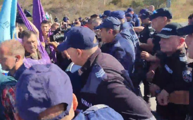 Bulgaria: Bulgaria: Clashes on “Struma” Highway - Protesters broke through the Police Cordon