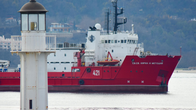 Bulgaria: Bulgaria's Scientific Expedition Ship Reaches Antarctic Base Amid Heroic Rescue