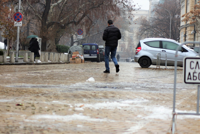 Bulgaria: Sofia's Icy Sidewalks: 50 Injuries Reported in Morning Frost
