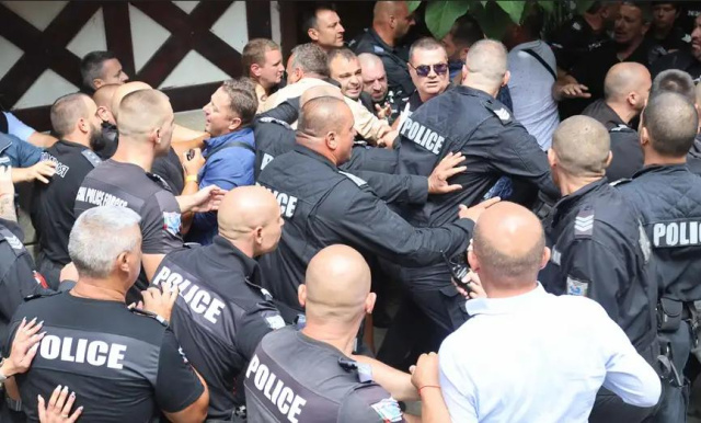 Bulgaria: DPS Demonstrators Clash with Police in Dispute Over Ahmed Dogan's Residences (VIDEO)