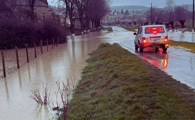 Bulgaria: Cherni Lom River Overflows After Heavy Rains in Aprilovo, Emergency Teams Deployed