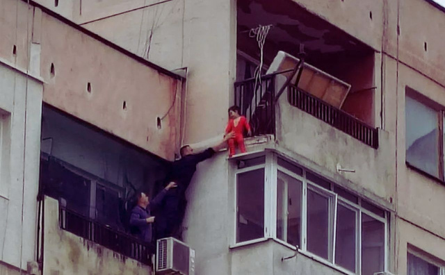 Bulgaria: Child Left Alone on 8th Floor: Dramatic Rescue in Yambol Ends Without Tragedy (VIDEO)