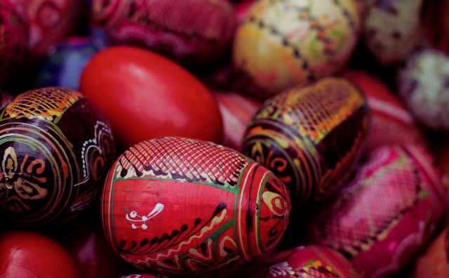 Holy Thursday in Bulgaria: Egg Dyeing , Bread Making and Reflection on Christ’s Suffering